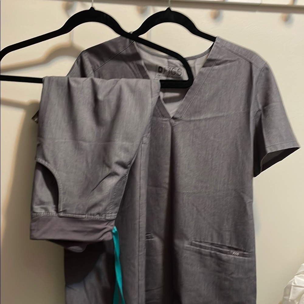 FIGS Charcoal Medical Scrub Ensemble